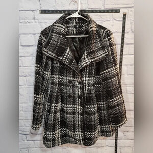 Black and white, plaid-patterned coat by the brand IZ Byer. Size XL (JUNIORS)